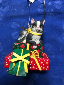CAT CHRISTMAS ORNAMENT - Grey & White Cat on Red/Green Gift Boxes NEW w/TAG - Picture 1 of 4