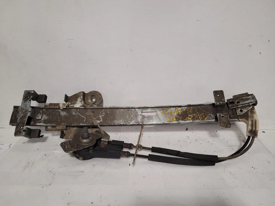 Used Front Left Door Window Regulator Front fits: 1992 Dodge Caravan manual Fron Foto 1 de 4