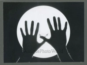 Hände über Mond Vintage Abstrakte Kunst Foto D Hunsberger - Bild 1 von 1