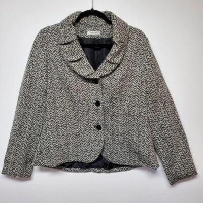 Blazer Dressbarn en un clásico estampado azteca blanco y negro Foto 1 de 4