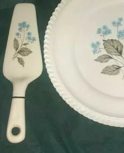 RARE VINTAGE HARKER BAKERITE WHITE CHAPEL BLUE FLORAL PATTERN PIE SERVER ONLY - Foto 1 di 6