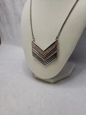 Collar GUESS Jeans Estrás Grueso Flecha Logo Tono Plateado e Imitación Oro Rosa Foto 1 de 4