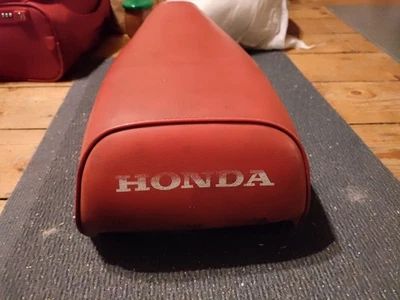 Honda Sitzbank vermutlich Honda PX 50 verwendbare Sitzbank rot mit Schriftzug  - Bild 1 von 4