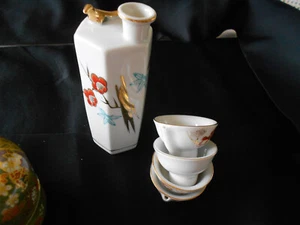 Sake set- Japan- 5 teilig, Porzellan mit Blütenmotiv und Pfeiffenvogel - Bild 1 von 4