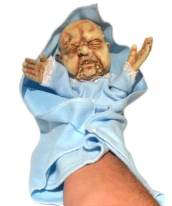 MUÑECA DE MANO APESTOSA BEBÉ Feo Infantil Látex Halloween utilería muñeca zombi muerta divertida - Imagen 1 de 23