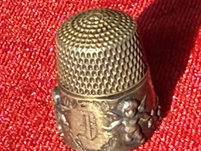 Dedal vintage de plata de ley con Cupido’s. Talla 7 Foto 1 de 4