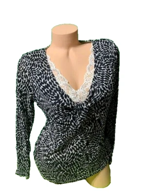 Блузка Emma James - новая с ценниками - большой размер - вырез в виде пота - заклепки - Изображение 1 из 4