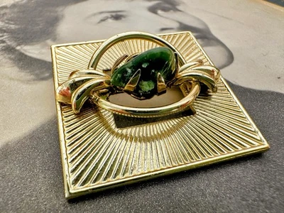 Broche prendedor vintage firmado Coro Pegaso tono dorado con piedra central verde Foto 1 de 4