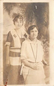 Postal con foto real RPPC dos hermanas posando para una foto postal vintage L03 - Imagen 1 de 2