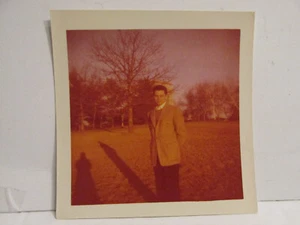 VINTAGE FUNDFOTO FARBKUNST ALTES FOTO 50er JAHRE JÜDISCHER JUNGER MANN GRASBÄUME - Bild 1 von 4