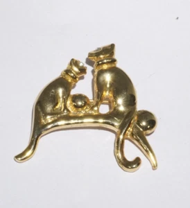 Vintage Gold Tone Cat Figurine Clear Crystal Rhinestone Art Decor Brooch Pin - Picture 1 of 9