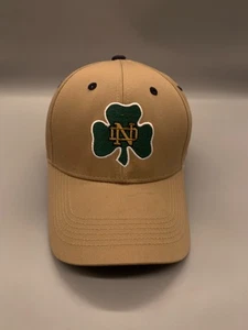 Notre Dame Fightin irische Mütze Kappe Druckknopflasche beige Kleeblatt NCAA Fußball Herren - Bild 1 von 11