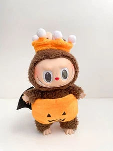 Kürbis Fledermaus Kostüm mit Krone - Halloween Plüsch Puppe Outfit für Labubu Puppe - Bild 1 von 2