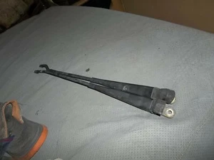 86 560 SEC MERCEDES LEFT & RIGHT WINDSHIELD WIPER ARMS C126 coupe - Picture 1 of 5