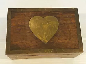 Music box vintage in legno con cuore intarsiato in ottone "Vorrei insegnare al mondo" - Foto 1 di 9