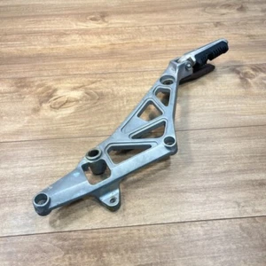 1985 SUZUKI GS1150 GS 1150 / OEM ORIGINAL RIGHT FOOT PEG REAR SET BRACKET - Picture 1 of 8