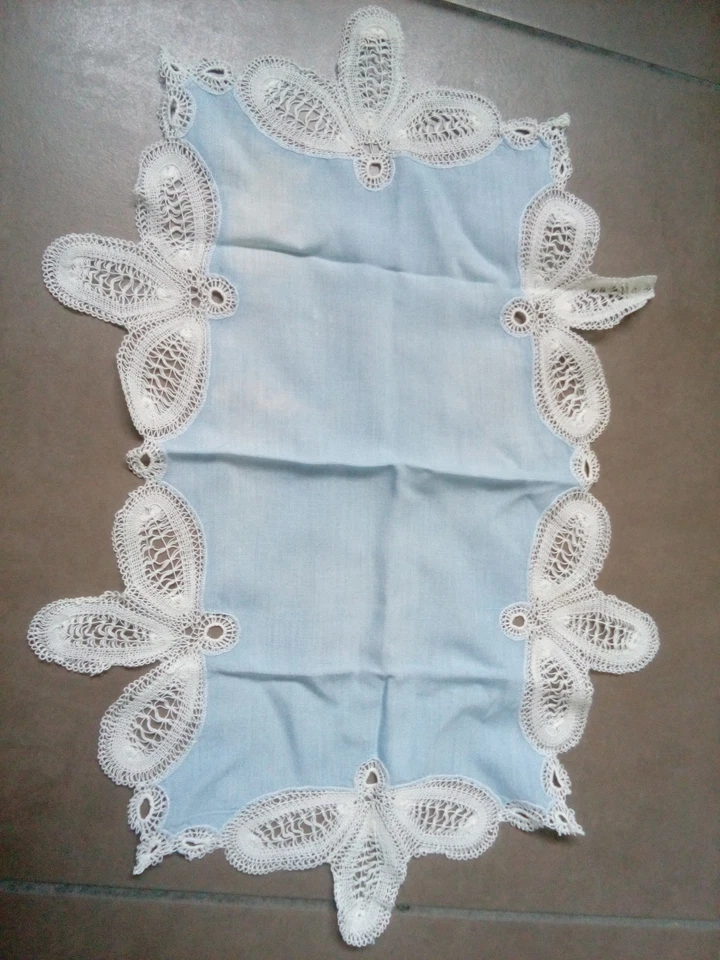 Ancien napperon bleu et tour en dentelle 46 par 31 cm  - Photo 1/2