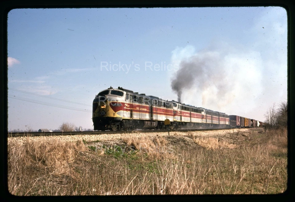 Diapositiva original EL #818 EMD E8A wb Erie Lackawanna Marion OH 1976 acción de carga Foto 1 de 3