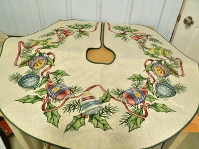 43" Redondo Tapiz Navidad Árbol Falda Adorno Bombillas y Acebo con Hilos Dorados Foto 1 de 4
