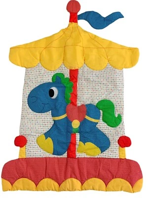 De Colección Acolchado Guardería Colgante Pared Carrusel Caballo Colores Primarios Bebé Decoración 48x33 Foto 1 de 4
