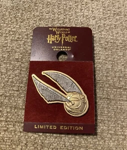 The Wizarding World Of Harry Potter Golden Snitch Limited Edition Pin Badge - Picture 1 of 5