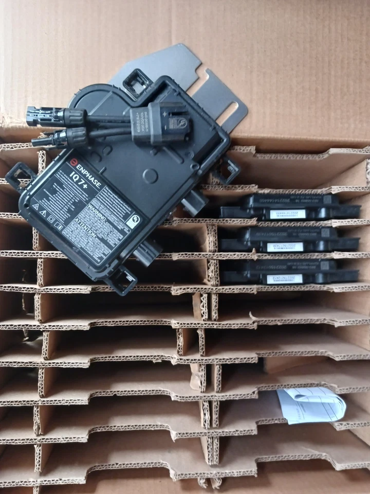 Microinversor Enphase IQ7PLUS-72-2-US con adaptador Q-DCC-2 MC4 Foto 1 de 1