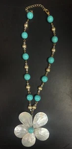 Collar de cuentas de perlas verdes y doradas con colgante de flor de concha blanca - Imagen 1 de 2