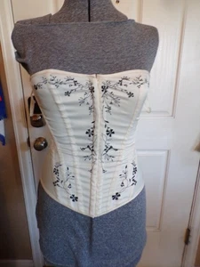 Corsetto stringato Charlotte Russo taglia S bianco con motivo floreale ricamato nero - Foto 1 di 12