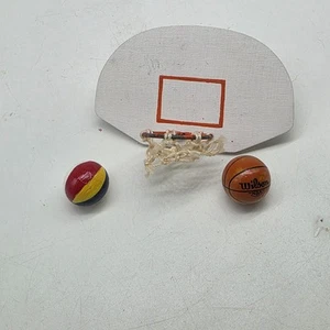 Casa delle Bambole Miniatura - Canestro da Basket con Backboard Wilson Ball Scala 1:12 - Foto 1 di 10