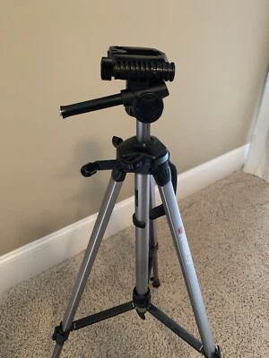 AMBICO DELUXE VIDEO/PHOTO ALUMINUM QUICK RELEASE BUBBLE LEVEL TRIPOD 24-57" TALL - Image 1 of 3