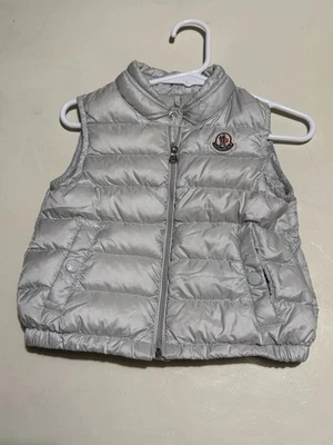 Chaleco acolchado ligero gris claro Moncler para niños. Talla 12-18 meses. Nuevo sin etiquetas Foto 1 de 4
