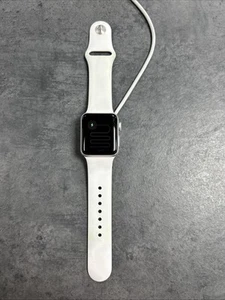 Apple Watch Series 3 38MM srebrna obudowa - biały pasek sportowy (GPS) - uszkodzony - Zdjęcie 1 z 6