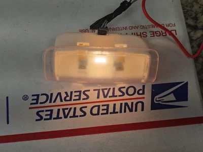 2000-11 Cadillac Deville, DTS, 03-07 CTS PUERTA CORTESÍA LÁMPARA Y LENTE SE ADAPTA A CUALQUIER PUERTA Foto 1 de 4