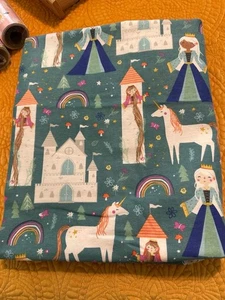 1 1/3+ YDS TELA DE FRANELA SÚPER ACURRUCADA SIN CORTAR UNICORNIOS Y PRINCESAS VERDE AZULADO JOANN - Imagen 1 de 1