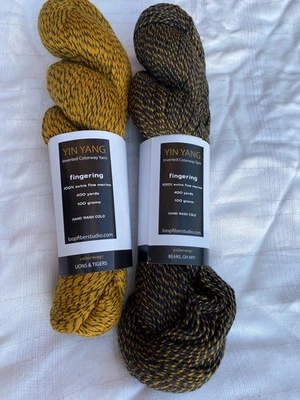 Dos (2) madejas bucle fibra estudio Yin Yang digitación hilo “colorway invertido” Foto 1 de 2