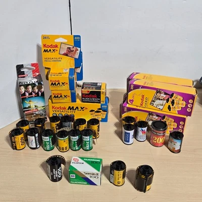 Lote grande de películas vintage Kodak y Fujichrome - 47 rollos, en su mayoría 35 mm Foto 1 de 4