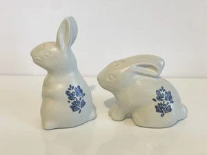 Pfaltzgraff Yorktowne Bunny Rabbits Salt & Pepper Shakers Retired Vintage Rare - Picture 1 of 5