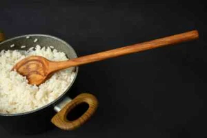 Handgefertigter Reislöffel aus Olivenholz: rustikales Koch- & Servierutensil aus Holz 37 cm - Bild 1 von 4