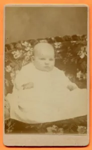 CDV Wausau, WI, Ritratto di un bambino, documento d'identità, di Caufield, circa 1880 timbro posteriore - Foto 1 di 3