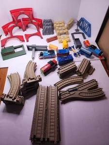 65-teiliges Konvolut Thomas der Zug Zubehör (Gleise, Motoren, Autos, Landschaft)  - Bild 1 von 24