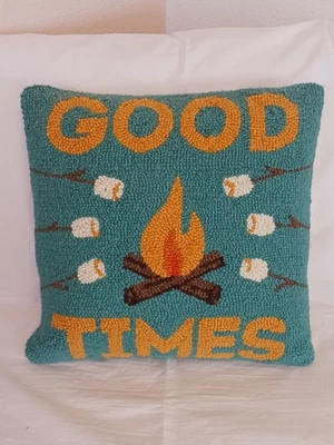 Almohada de fogata de lana enganchada “Good Times” rústica cabaña decoración imitación gamuza... Foto 1 de 4