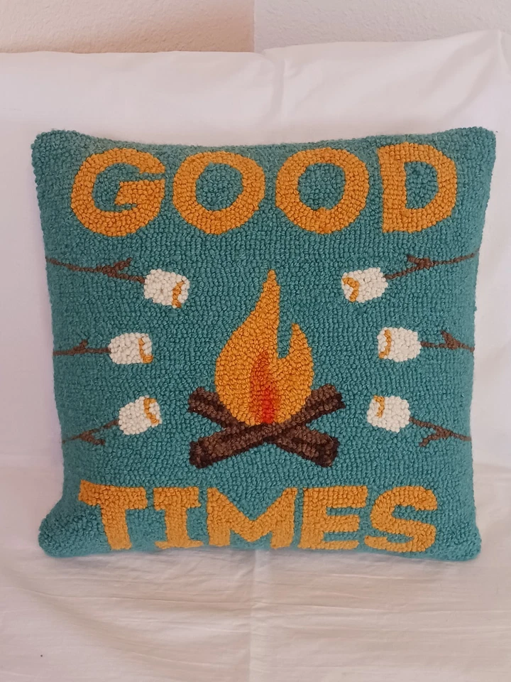 Almohada de fogata de lana enganchada “Good Times” rústica cabaña decoración imitación gamuza... Foto 1 de 4
