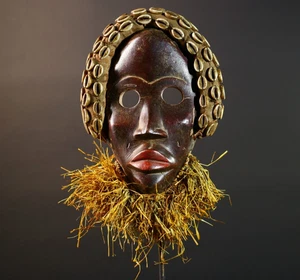 Máscara africana Dan Cowrie Shell con barba de rafia tallada a mano madera tribal - G5697 - Imagen 1 de 24