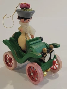 Antiguo adorno de coche verde vintage Kurt S Adler 1978 de madera para dama conduciendo - Imagen 1 de 11