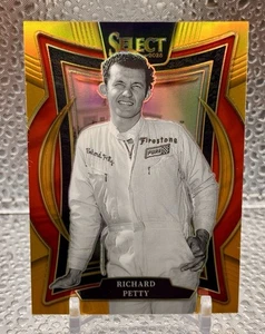 2025 Panini Select Racing Richard Petty Tribuna Oro n.22 #/10 - Foto 1 di 2