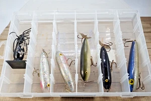 6 VINTAGE MUSKY, BASS LURE LOT ,TOP WATER, CRANK, BUCKTAIL HULA POPPER - Picture 1 of 22