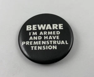 Cuidado, estoy armado y tengo tensión premenstrual vintage botón pinback - Imagen 1 de 2