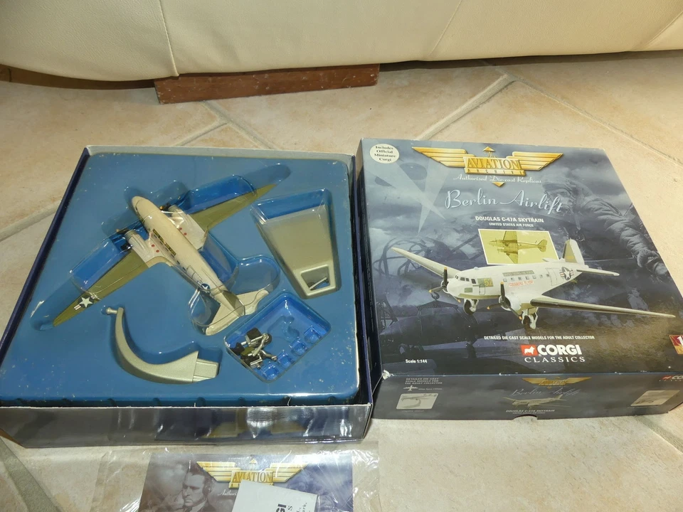AVION DOUGLAS C-47A SKYTRAIN US AIR FORCE CORGI 47101 1:444 - Photo 1/4
