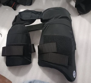 Almohadillas para muslos de cricket - Imagen 1 de 4