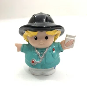 Fisher Price Little People Modellino infermiera paramedico EMT Sarah 2008 - Foto 1 di 6